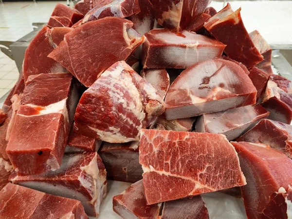 Carne Congelada Corta Cubos Rebanadas Deja Derretir Sobre Mesa Expositor — Foto de Stock