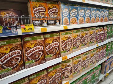 KUALA LUMPUR, MALAYSIA - AĞUSTOS 6, 2021: Karton kutuda paketlenmiş tahıl gevreği ve plastik pakete odaklanmış. Dev süpermarketlerde raflarda sergileniyordu. Damgasına göre sıralanmış. Hepsinin bir fiyatı var.. 