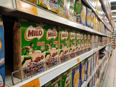 KUALA LUMPUR, MALAYSIA - AĞUSTOS 6, 2021: Karton kutuda paketlenmiş tahıl gevreği ve plastik pakete odaklanmış. Dev süpermarketlerde raflarda sergileniyordu. Damgasına göre sıralanmış. Hepsinin bir fiyatı var.. 