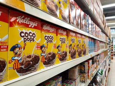 KUALA LUMPUR, MALAYSIA - AĞUSTOS 6, 2021: Karton kutuda paketlenmiş tahıl gevreği ve plastik pakete odaklanmış. Dev süpermarketlerde raflarda sergileniyordu. Damgasına göre sıralanmış. Hepsinin bir fiyatı var.. 