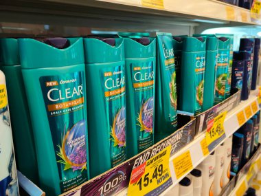 SELANGOR, MALAYSIA -9 Haziran 2020: Plastik şişe ambalajındaki saç şampuanına odaklanmış, süpermarketteki raflarda satışa sunulmuştur. Fiyat etiketi ile etiketlenmiş.