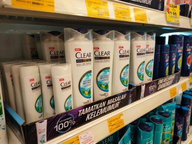 SELANGOR, MALAYSIA -9 Haziran 2020: Plastik şişe ambalajındaki saç şampuanına odaklanmış, süpermarketteki raflarda satışa sunulmuştur. Fiyat etiketi ile etiketlenmiş.