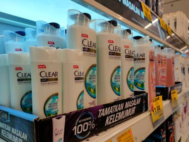 SELANGOR, MALAYSIA -9 Haziran 2020: Plastik şişe ambalajındaki saç şampuanına odaklanmış, süpermarketteki raflarda satışa sunulmuştur. Fiyat etiketi ile etiketlenmiş.