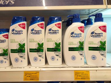 SELANGOR, MALAYSIA -9 Haziran 2020: Plastik şişe ambalajındaki saç şampuanına odaklanmış, süpermarketteki raflarda satışa sunulmuştur. Fiyat etiketi ile etiketlenmiş.