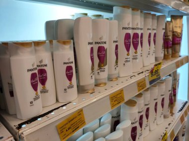 SELANGOR, MALAYSIA -9 Haziran 2020: Plastik şişe ambalajındaki saç şampuanına odaklanmış, süpermarketteki raflarda satışa sunulmuştur. Fiyat etiketi ile etiketlenmiş.
