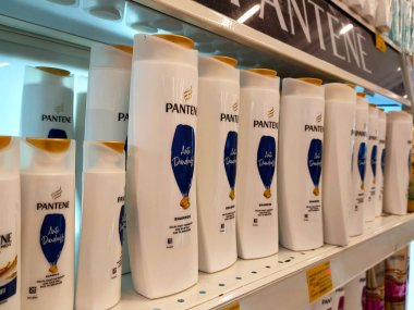 SELANGOR, MALAYSIA -9 Haziran 2020: Plastik şişe ambalajındaki saç şampuanına odaklanmış, süpermarketteki raflarda satışa sunulmuştur. Fiyat etiketi ile etiketlenmiş.