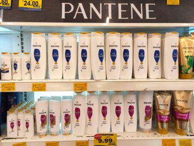 SELANGOR, MALAYSIA -9 Haziran 2020: Plastik şişe ambalajındaki saç şampuanına odaklanmış, süpermarketteki raflarda satışa sunulmuştur. Fiyat etiketi ile etiketlenmiş.