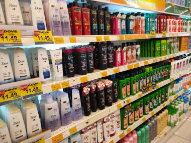 SELANGOR, MALAYSIA -9 Haziran 2020: Plastik şişe ambalajındaki saç şampuanına odaklanmış, süpermarketteki raflarda satışa sunulmuştur. Fiyat etiketi ile etiketlenmiş.