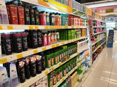 SELANGOR, MALAYSIA -9 Haziran 2020: Plastik şişe ambalajındaki saç şampuanına odaklanmış, süpermarketteki raflarda satışa sunulmuştur. Fiyat etiketi ile etiketlenmiş.