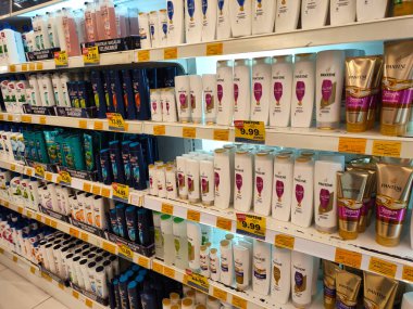 SELANGOR, MALAYSIA -9 Haziran 2020: Plastik şişe ambalajındaki saç şampuanına odaklanmış, süpermarketteki raflarda satışa sunulmuştur. Fiyat etiketi ile etiketlenmiş.