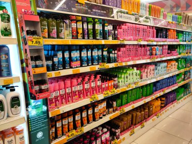 SELANGOR, MALAYSIA -9 Haziran 2020: Plastik şişe ambalajındaki saç şampuanına odaklanmış, süpermarketteki raflarda satışa sunulmuştur. Fiyat etiketi ile etiketlenmiş.
