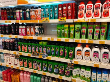 SELANGOR, MALAYSIA -9 Haziran 2020: Plastik şişe ambalajındaki saç şampuanına odaklanmış, süpermarketteki raflarda satışa sunulmuştur. Fiyat etiketi ile etiketlenmiş.