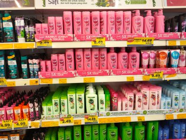 SELANGOR, MALAYSIA -9 Haziran 2020: Plastik şişe ambalajındaki saç şampuanına odaklanmış, süpermarketteki raflarda satışa sunulmuştur. Fiyat etiketi ile etiketlenmiş.