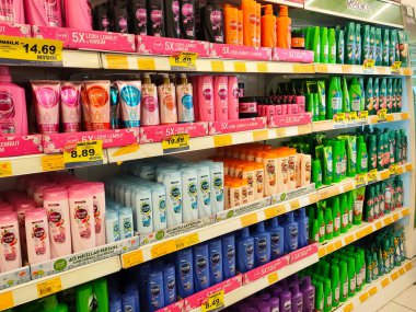 SELANGOR, MALAYSIA -9 Haziran 2020: Plastik şişe ambalajındaki saç şampuanına odaklanmış, süpermarketteki raflarda satışa sunulmuştur. Fiyat etiketi ile etiketlenmiş.