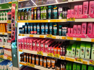SELANGOR, MALAYSIA -9 Haziran 2020: Plastik şişe ambalajındaki saç şampuanına odaklanmış, süpermarketteki raflarda satışa sunulmuştur. Fiyat etiketi ile etiketlenmiş.