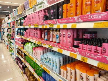 SELANGOR, MALAYSIA -9 Haziran 2020: Plastik şişe ambalajındaki saç şampuanına odaklanmış, süpermarketteki raflarda satışa sunulmuştur. Fiyat etiketi ile etiketlenmiş.