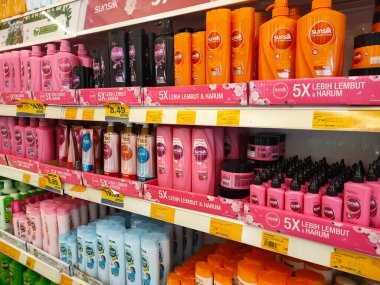 SELANGOR, MALAYSIA -9 Haziran 2020: Plastik şişe ambalajındaki saç şampuanına odaklanmış, süpermarketteki raflarda satışa sunulmuştur. Fiyat etiketi ile etiketlenmiş.
