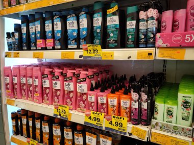 SELANGOR, MALAYSIA -9 Haziran 2020: Plastik şişe ambalajındaki saç şampuanına odaklanmış, süpermarketteki raflarda satışa sunulmuştur. Fiyat etiketi ile etiketlenmiş.