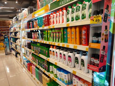 SELANGOR, MALAYSIA -9 Haziran 2020: Plastik şişe ambalajındaki saç şampuanına odaklanmış, süpermarketteki raflarda satışa sunulmuştur. Fiyat etiketi ile etiketlenmiş.