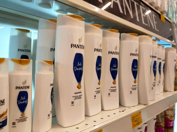 SELANGOR, MALAYSIA -9 Haziran 2020: Plastik şişe ambalajındaki saç şampuanına odaklanmış, süpermarketteki raflarda satışa sunulmuştur. Fiyat etiketi ile etiketlenmiş.
