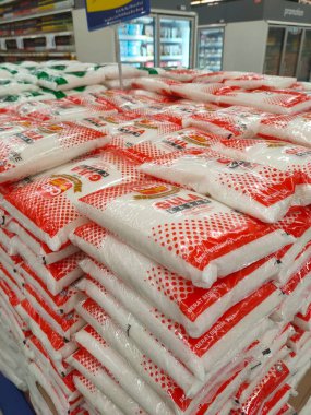 SELANGOR, MALAYSIA -12 Haziran 2021: Ticari ambalajda beyaz şekere odaklanmış ürünler süpermarketlerde satışa sunuluyor. Markaya ve fiyatına göre sıralanır.