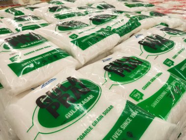 SELANGOR, MALAYSIA -12 Haziran 2021: Ticari ambalajda beyaz şekere odaklanmış ürünler süpermarketlerde satışa sunuluyor. Markaya ve fiyatına göre sıralanır.