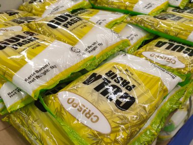 SELANGOR, MALAYSIA -12 Haziran 2021: Ticari ambalajda beyaz şekere odaklanmış ürünler süpermarketlerde satışa sunuluyor. Markaya ve fiyatına göre sıralanır.