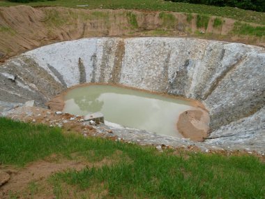 Hidroseed metodunu kullanarak otla kalıcı eğim koruması. Çimenler eğim yapısını dengelemek ve eğimli aşınmayı önlemek için kullanılır. Etkili ve daha az bakım. 