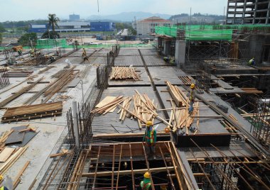 JOHOR, MALAYSIA -25 Nisan 2016: Johor, Malezya 'da gündüz saatlerinde inşaat alanının havadan görünüşü. İşçiler görevleriyle meşgul.    