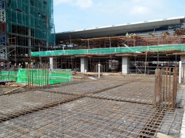 PERAK, MALAYSIA - MAYIS 04, 2016: Perak, Malezya 'daki inşaat sahasında kereste biçiminde yer takviye barı