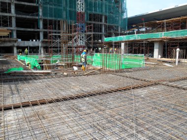 PERAK, MALAYSIA - MAYIS 04, 2016: Perak, Malezya 'daki inşaat sahasında kereste biçiminde yer takviye barı