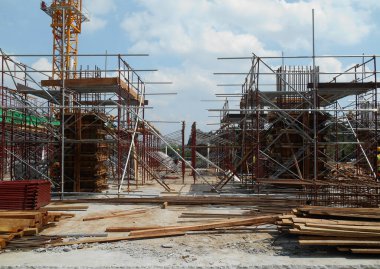 MALACCA, MALAYSIA -26 Nisan 2016: İnşaat alanında işçiler tarafından üretilen kereste ve kontrplaktan yapılmış sütun resmi. 