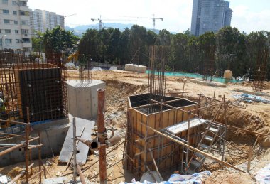 KUALA LUMPUR, MALAYSIA-SEPTEMBER 6, 2019: İnşaat alanında inşaat halindeki çelik takviye çubuğu. Kontrplak işleme kullanılarak kalıba dökülecek ve içine beton dökülecek..