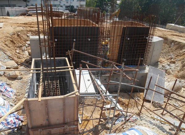 クアラルンプール マレーシア 2019年9月6日 建設現場で建設中の杭キャップ鋼補強バー 合板を用いて型に流し込み コンクリートを流し込みます — ストック写真