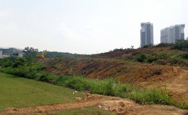 JOHOR, MALAYSIA - 5 Mart 2021: Arazi temizleme çalışmaları ve inşaat platformlarının oluşumu devam ediyor. Bu iş ağır makinelerle yapılır..