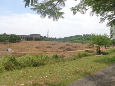JOHOR, MALAYSIA - 5 Mart 2021: Arazi temizleme çalışmaları ve inşaat platformlarının oluşumu devam ediyor. Bu iş ağır makinelerle yapılır..