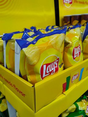 JOHOR, MALAYSIA -18 Nisan 2021: Seçici bir şekilde raftaki çeşitli markalı abur cuburlar ve abur cuburlar paketlenip süpermarkette satışa sunulmaya çalışıldı. Her birinin kendi fiyat etiketi var.. 