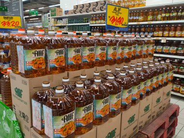 JOHOR, MALAYSIA -14 Nisan 2021: Süpermarkette satılmak üzere işlenmiş palmiye tohumundan yapılan pişirme yağına odaklandı. Müşterinin seçmesini kolaylaştırmak için markaya göre sıralanır. 
