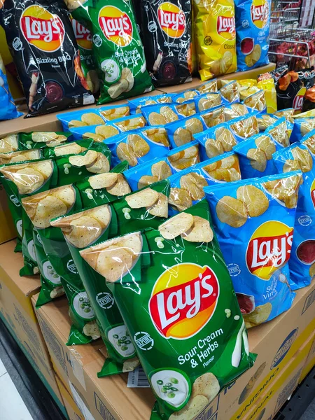 JOHOR, MALAYSIA -18 Nisan 2021: Seçici bir şekilde raftaki çeşitli markalı abur cuburlar ve abur cuburlar paketlenip süpermarkette satışa sunulmaya çalışıldı. Her birinin kendi fiyat etiketi var.. 