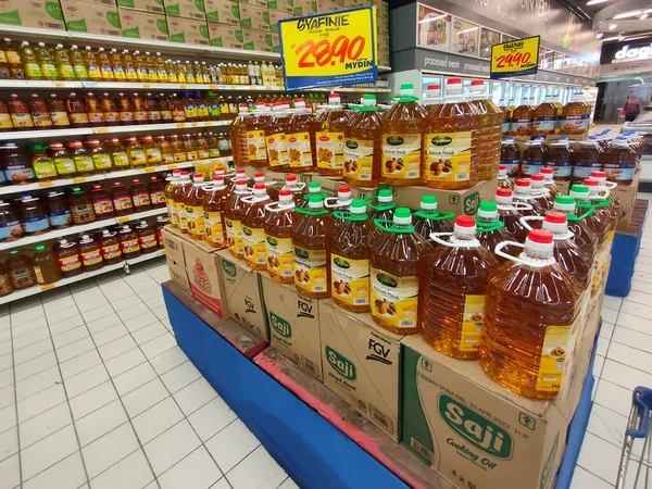 JOHOR, MALAYSIA -14 Nisan 2021: Süpermarkette satılmak üzere işlenmiş palmiye tohumundan yapılan pişirme yağına odaklandı. Müşterinin seçmesini kolaylaştırmak için markaya göre sıralanır. 