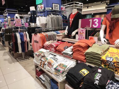 JOHOR, Malezya - 23 Mart 2021: Süpermarketlerde seçilmiş erkek ve kadın yetişkin giyim satışları. Kategori ve boyuta göre sıralanır. Müşterilerin rahatlığı için fiyat etiketi yerleştirildi.
