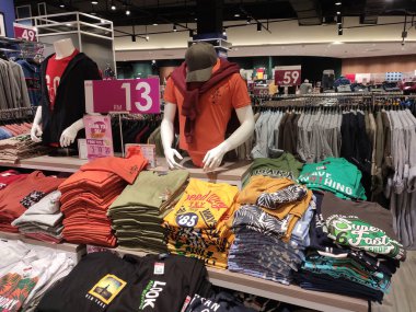 JOHOR, Malezya - 23 Mart 2021: Süpermarketlerde seçilmiş erkek ve kadın yetişkin giyim satışları. Kategori ve boyuta göre sıralanır. Müşterilerin rahatlığı için fiyat etiketi yerleştirildi.