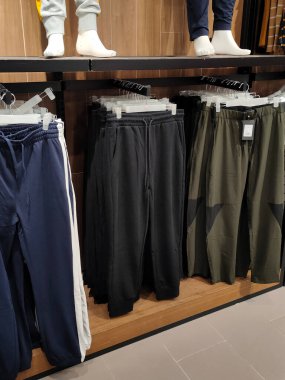 JOHOR, Malezya - 23 Mart 2021: Süpermarketlerde seçilmiş erkek ve kadın yetişkin giyim satışları. Kategori ve boyuta göre sıralanır. Müşterilerin rahatlığı için fiyat etiketi yerleştirildi.