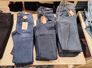 JOHOR, Malezya - 23 Mart 2021: Süpermarketlerde seçilmiş erkek ve kadın yetişkin giyim satışları. Kategori ve boyuta göre sıralanır. Müşterilerin rahatlığı için fiyat etiketi yerleştirildi.