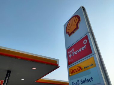 SELANGOR, MALAYSIA - 05 Mart 2021: kabuk benzin istasyonu ve yakıt pompa dağıtıcısı. Shell, self-servis dağıtıcısına insan etkileşiminden kaçınmak için bir ödeme yöntemi sağladı..