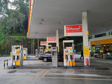 SELANGOR, MALAYSIA - 05 Mart 2021: kabuk benzin istasyonu ve yakıt pompa dağıtıcısı. Shell, self-servis dağıtıcısına insan etkileşiminden kaçınmak için bir ödeme yöntemi sağladı..