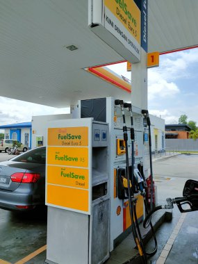 SELANGOR, MALAYSIA - 05 Mart 2021: kabuk benzin istasyonu ve yakıt pompa dağıtıcısı. Shell, self-servis dağıtıcısına insan etkileşiminden kaçınmak için bir ödeme yöntemi sağladı..