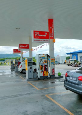 SELANGOR, MALAYSIA - 05 Mart 2021: kabuk benzin istasyonu ve yakıt pompa dağıtıcısı. Shell, self-servis dağıtıcısına insan etkileşiminden kaçınmak için bir ödeme yöntemi sağladı..