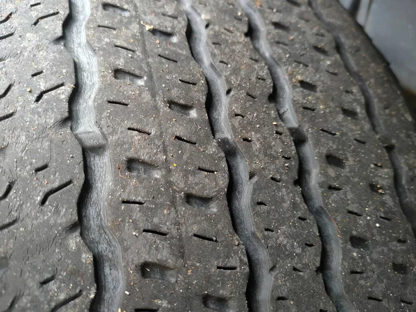 JOHOR, Malezya - 15 Temmuz 2021: kullanılmış lastik izleri. Bu lastikler artık kullanılmak için uygun değil ve bir kazaya neden olma riski var..