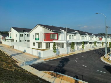 SEREMBAN, MALAYSIA -APRIL 16, 2020: Malezya 'da yapım aşamasında olan yeni çift katlı teras evine odaklandı. Modern ve çağdaş stili olan bir mimar tarafından tasarlandı.. 